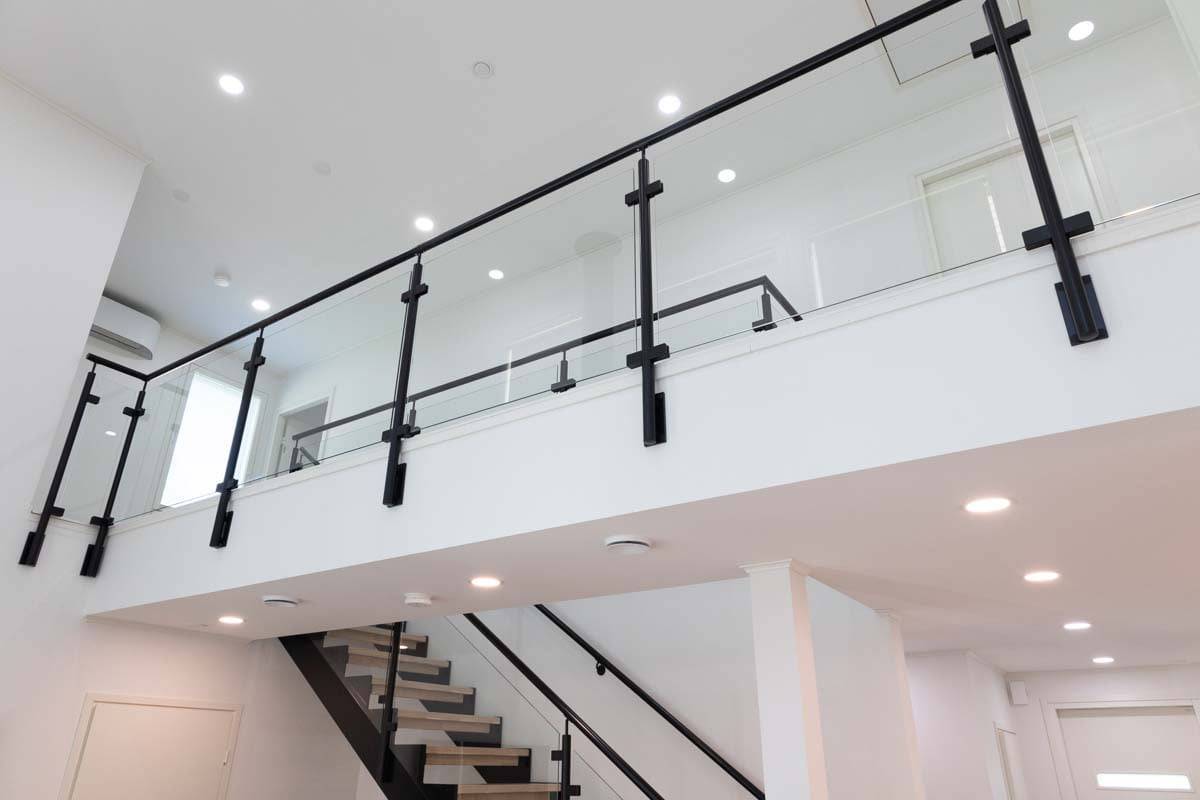 Les espaces ouverts des étages supérieurs et inférieurs sont éclairés de manière uniforme et symétrique par le Plafondi 160 à température de couleur contrôlée. LedStore.fi